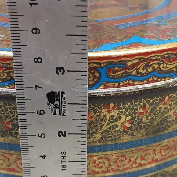 3 pc set of vintage round tins featuring elaborate ladies from the past. - Picture 5 of 12